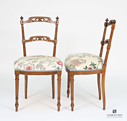 Paire de chaises en noyer mouluré et sculpté,...