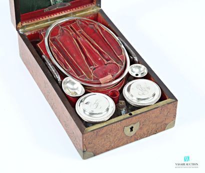 Coffret, nécessaire de voyage en placage...