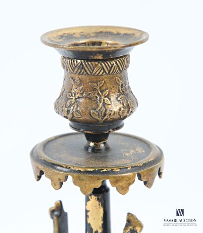 Suite de quatre flambeaux en bronze posant...