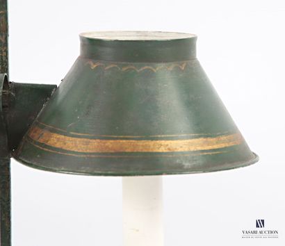 Lampe montée à l'électricité en tôle peinte...
