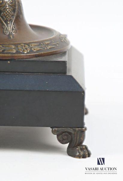 Paire d'urnes en bronze posant sur un socle...