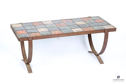 Table basse, le plateau de forme rectangulaire...