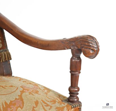 Fauteuil à dossier droit légèrement incliné,...