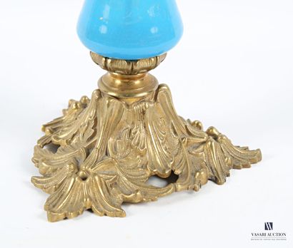 Lampe à pétrole, le fût de forme balustre...