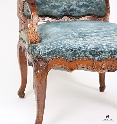 Fauteuil en bois naturel mouluré et sculpté,...