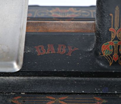 BABY
Machine à coudre d'enfant en fonte laquée...