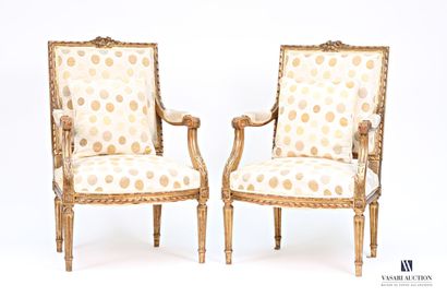 Paire de fauteuils en bois naturel mouluré,...