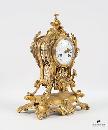 Pendule en bronze doré, le cadran émaillé...