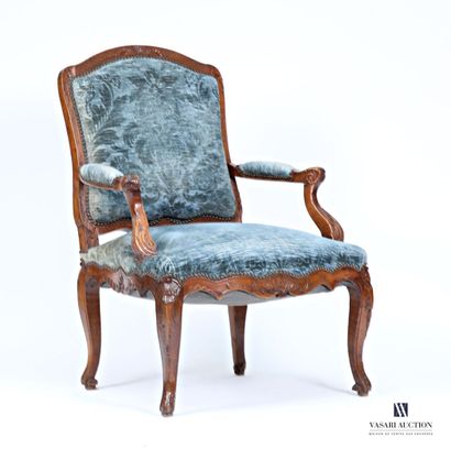 Fauteuil en bois naturel mouluré et sculpté,...
