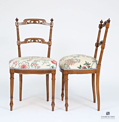 Paire de chaises en noyer mouluré et sculpté,...