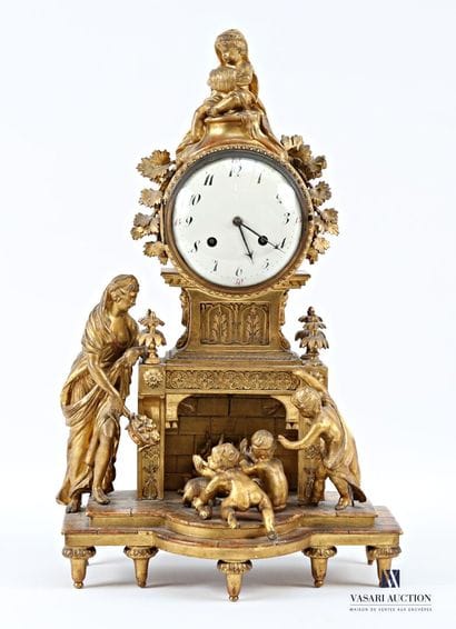Pendule en bois mouluré, sculpté et doré...