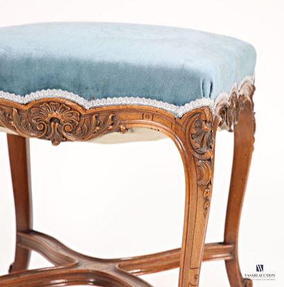 Tabouret en bois naturel mouluré et sculpté...