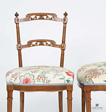 Paire de chaises en noyer mouluré et sculpté,...