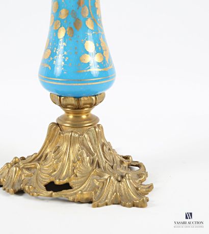 Lampe à pétrole, le fût de forme balustre...