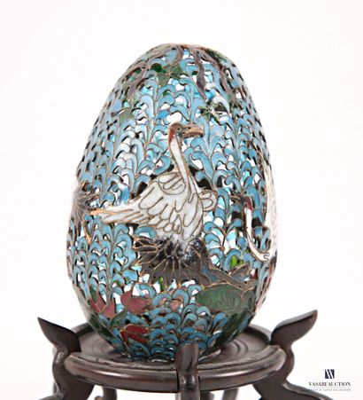 Oeuf en laiton ajouré et émaillé polychrome...