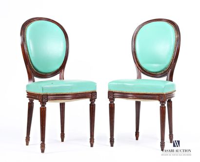 Paire de chaises en bois naturel mouluré,...