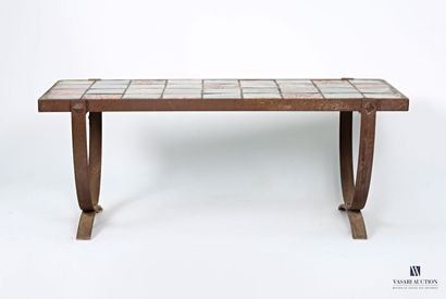 Table basse, le plateau de forme rectangulaire...