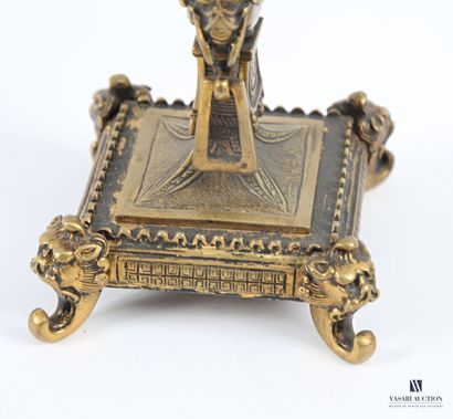 Suite de quatre flambeaux en bronze posant...