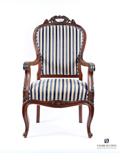 Paire de fauteuils en acajou mouluré et sculpté,...