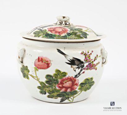 Pot couvert en porcelaine polychrome, à décor...