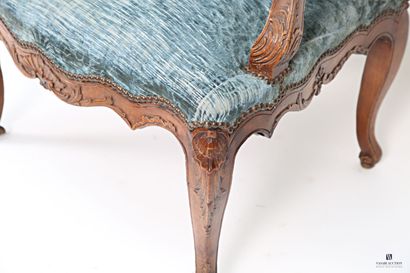 Fauteuil en bois naturel mouluré et sculpté,...