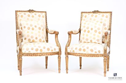Paire de fauteuils en bois naturel mouluré,...