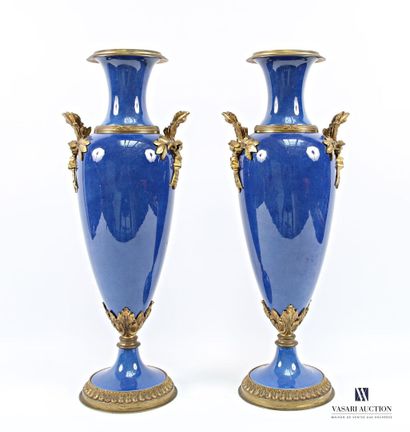 Paire de vases simulés de forme balustre...