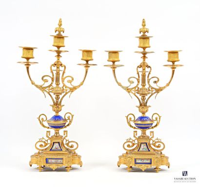 Paire de candélabres en métal doré à trois...