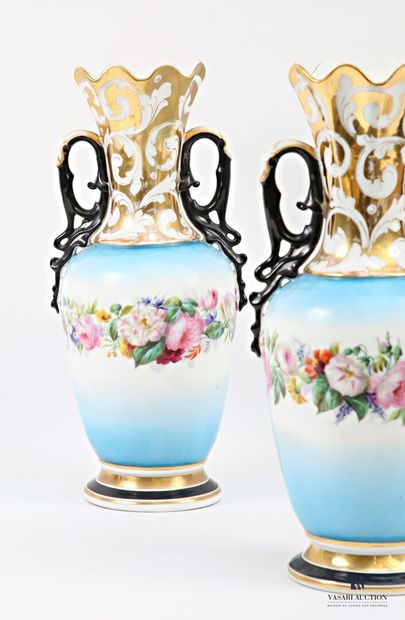 Paire de vases de forme balustre en porcelaine...