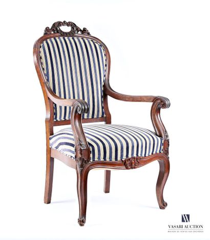 Paire de fauteuils en acajou mouluré et sculpté,...