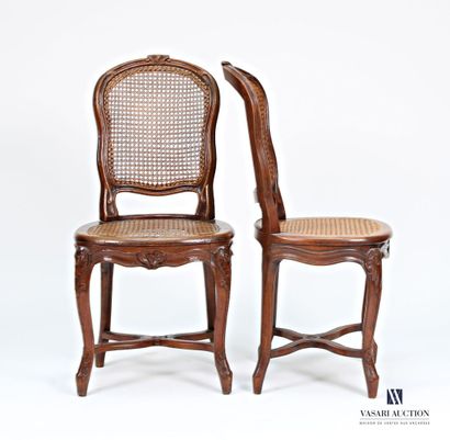 Deux chaises en bois naturel mouluré et sculpté...