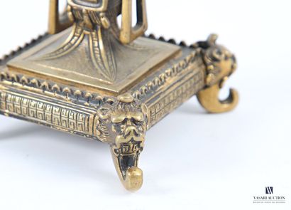 Suite de quatre flambeaux en bronze posant...