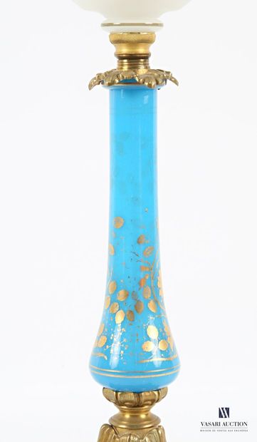 Lampe à pétrole, le fût de forme balustre...