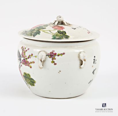 Pot couvert en porcelaine polychrome, à décor...