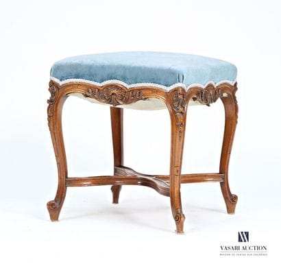 Tabouret en bois naturel mouluré et sculpté...