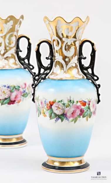 Paire de vases de forme balustre en porcelaine...