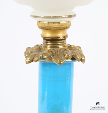 Lampe à pétrole, le fût de forme balustre...