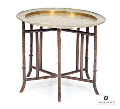 CHINE
Table, le plateau en laiton à décor...