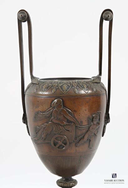 Paire d'urnes en bronze posant sur un socle...