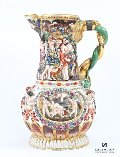 CAPODIMONTE
Important pichet en porcelaine...