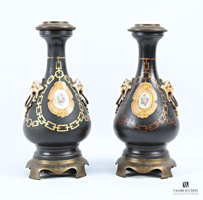 Paire de pied de lampes piriforme en porcelaine...