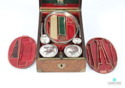Coffret, nécessaire de voyage en placage...