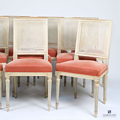 Suite de dix chaises en bois naturel mouluré,...