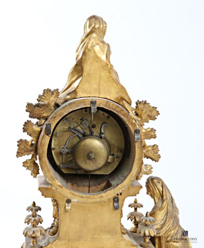 Pendule en bois mouluré, sculpté et doré...