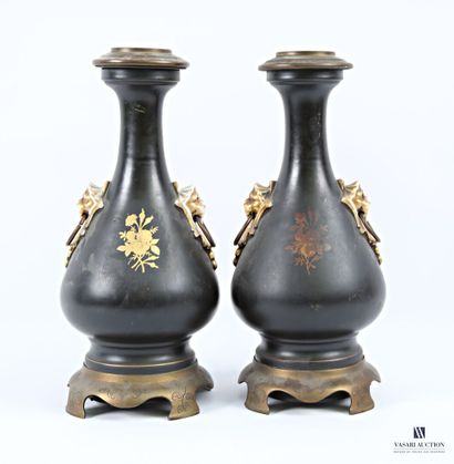 Paire de pied de lampes piriforme en porcelaine...