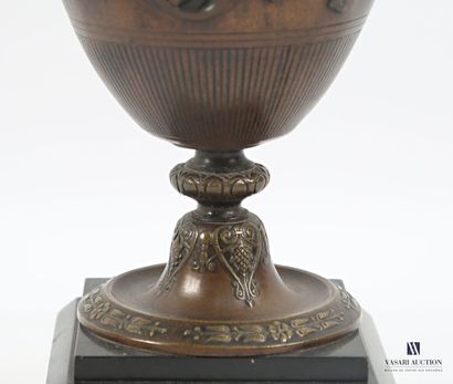 Paire d'urnes en bronze posant sur un socle...
