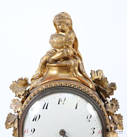 Pendule en bois mouluré, sculpté et doré...