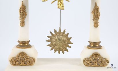 Garniture de cheminée en albâtre et bronze...