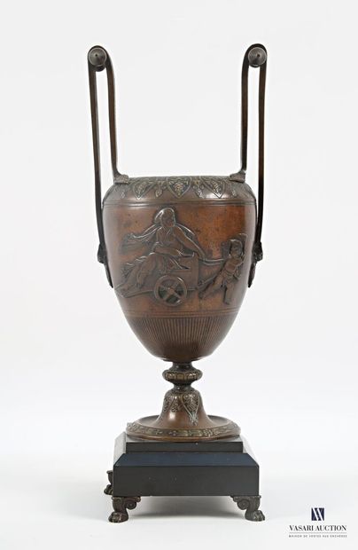 Paire d'urnes en bronze posant sur un socle...