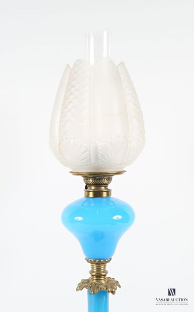 Lampe à pétrole, le fût de forme balustre...
